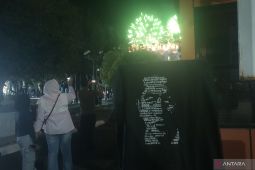 Tipografi wajah Jokowi menghiasi baju yang ia bagikan menjelang pembukaan PON