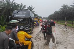 Arus lalu lintas di Sungai Kunyit Sekadau lumpuh