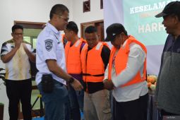 KSOP bagikan ratusan jaket pelampung ke nelayan di Kendari