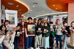 Tobias luncurkan buku berjudul "Menjaga Nusantara Tetap Hijau."