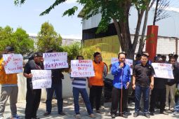 Tuntut Netralitas, sekelompok massa unjuk rasa di Bawaslu Ponorogo