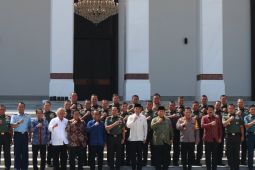 Jokowi meminta maaf kepada pejabat TNI dan Polri seluruh Indonesia