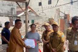 Pj Wali Kota Pangkalpinang serahkan dokumen kependudukan korban kebakaran