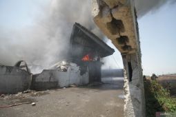 Kebakaran pabrik di Krian Sidoarjo