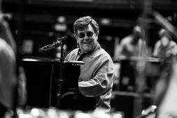 Musisi kenamaan asal Inggris Elton John mengaku kehilangan penglihatan