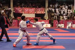 Karateka Huggies Yustisio meraih medali emas pertama dari PON perdana