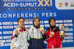 Lifter angkat berat Jawa Barat Susi Susanti lengkapi hattrick raihan medali emas