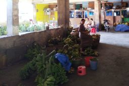 Setelah kebakaran, pedagang di Pasar Comboran mulai kembali berdagang