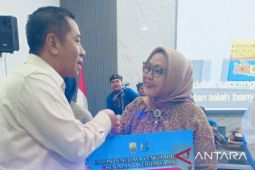 Seratusan seniman dan budayawan Karawang terima penghargaan dari bupati