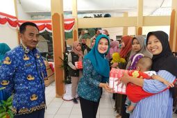 Pemkab Probolinggo bagikan bantuan susu untuk anak risiko stunting