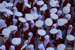 Rekor MURI menulis harapan dengan media payung