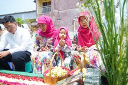 Khofifah adakan serangkaian acara pernikahan putra ketiganya