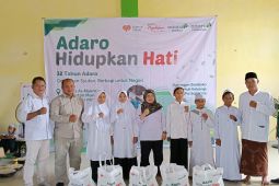 Adaro  bagikan sembako bagi santri Pesantren Al Mu'minun