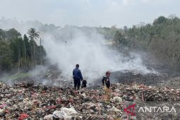 Lima petugas damkar alami cedera saat pemadaman TPSA Bagendung