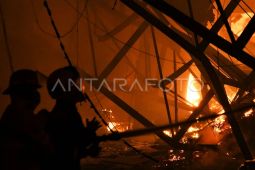 Kebakaran gudang produksi furniture di Bekasi