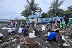 LSM MCC bersama masyarakat kumpulkan 736,11 kilogram sampah di Pesisir Banda Naira
