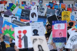 Aksi melukis bersama di Surabaya