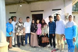 Erzaldi Rosman beri bantuan renovasi rumah layak huni untuk warga Bangka Tengah
