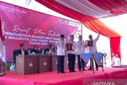 Pasangan Bambang-Rafieq nomor urut 1 dan Wahdi-Qomaru nomor 2 di Pilkada Kota Metro