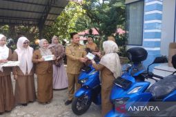 Pj Bupati Abdya serahkan kendaraan operasional dan alat BKB KIT stunting