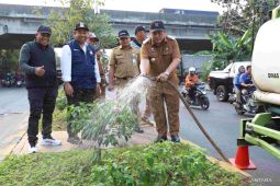 Pemkab Bekasi percantik median Jalan Kalimalang wujudkan menjadi ikon daerah