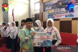 Bupati Mukomuko serahkan uang pembinaan peraih medali OSN