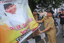 Aparat gabungan di Kota Tangerang tertibkan alat peraga sosialisasi