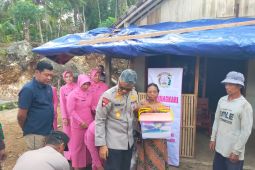 Polres Trenggalek salurkan bantuan untuk korban bencana puting beliung