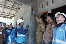FOTO - Wabup-PLN terangi rumah warga pedalaman Pegunungan Meratus
