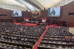 Ketua  MPR buka sidang paripurna akhir dengan dua bait pantun