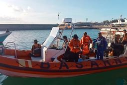 Tim SAR evakuasi penumpang perahu yang kecelakaan di Wakatobi