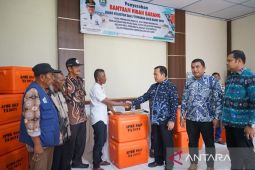 Pemkab Abdya salurkan bantuan hibah fiber ikan untuk 77 nelayan