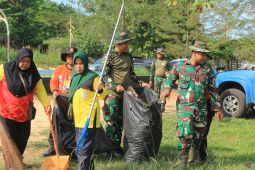 Aksi bersih-bersih sampah TNI AD di objek wisata Pantai Kelisut Toboali Bangka Selatan