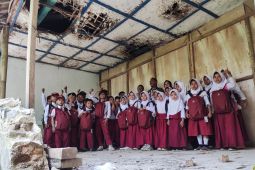 Eiger bagikan tas untuk siswa sekolah terpencil di Bandung Barat