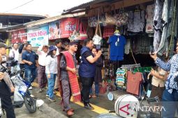 Vandiko Gultom sapa pedagang pasar tradisional Tomok