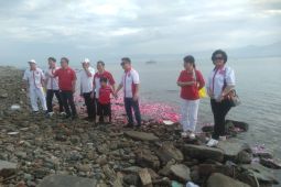 INTI-Sulteng peringati bencana 2018 silam dengan tabur bunga di pantai