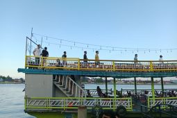 Warga menikmati suasana di Waterfront Sungai Kapuas Pontianak