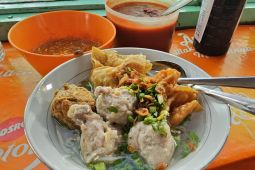 Nikmatnya bakso Cak So Balai Kota Malang