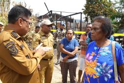 Pemkot Jayapura bantu bahan pokok korban kebakaran di Kampung Yoka
