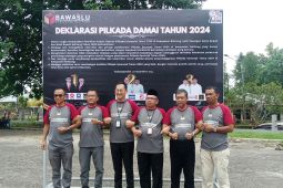 Tiga paslon Pilkada Belitung 2024 berfoto saling rangkul