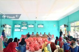 PT Timah Tbk serahkan ratusan paket sembako bantu warga Beriga