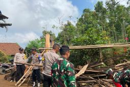 Bagian belakang rumah warga di Trenggalek ambruk akibat hujan deras