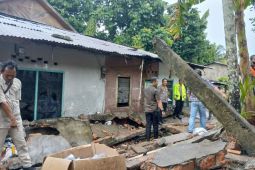 Polisi evakuasi seorang korban meninggal akibat tembok roboh di Kota Jambi