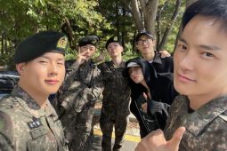 Pulang dari wajib militer, Minhyuk disambut anggota MONSTA X