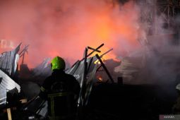 Kebakaran tempat pembuatan rak piring dan kursi di Surabaya