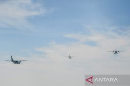 Terbang formasi Tim Cendrawasih dalam rangka HUT TNI