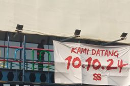 Satpol-PP Pemkot Bandarlampung tertibkan spanduk misterius di enam titik
