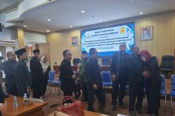 Foto - Anggota DPRD Banjarbaru terharu di rapat paripurna terakhir