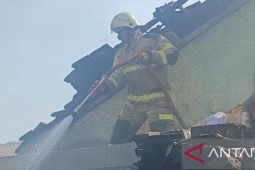 BPBD Karawang terjunkan tiga unit damkar padamkan kebakaran gudang