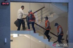 Kenakan rompi "Tahanan KPK", tersangka OTT Kalsel jalani pemeriksaan lanjutan